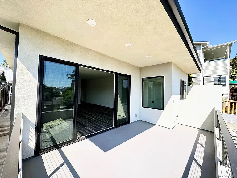 426 Sloane Ave — Photo 3