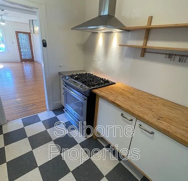 1424 E 20th St — Photo 8