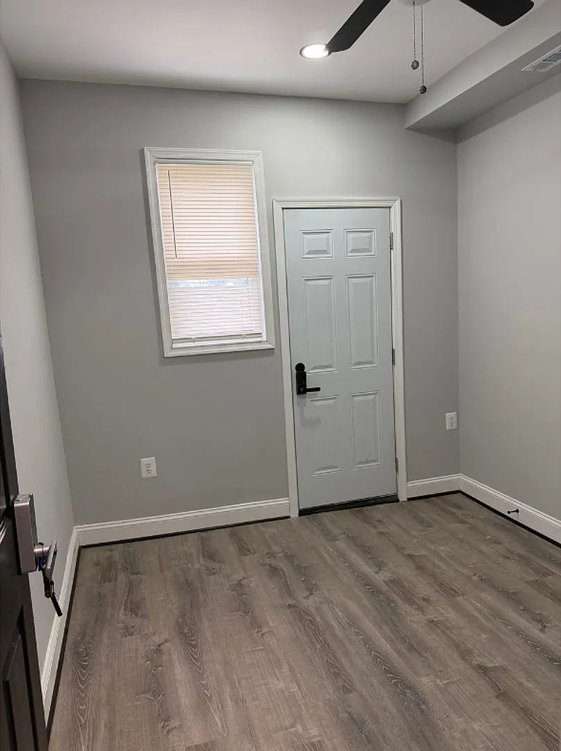 1106 N Lakewood Ave $750 Available (Private Bath) — Photo 4