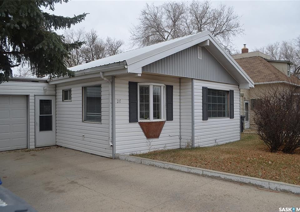1st image of 207 3rd AVENUE W