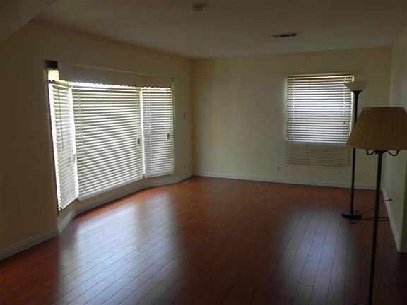 LIVING ROOM W/BAY WINDOW