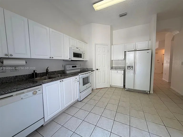 1944 SE 24th Ter — Photo 3