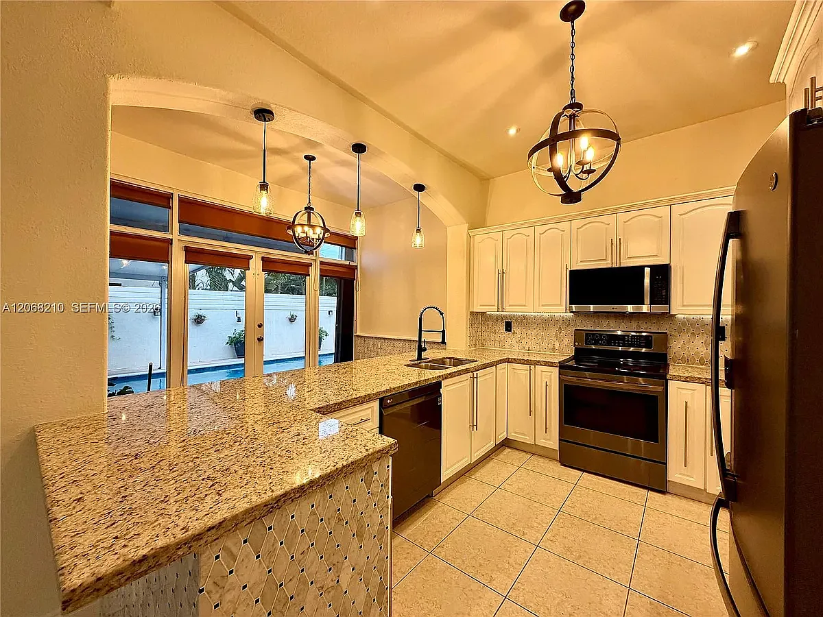 5 bed, 2200 sqft, $5,545 — Photo 3