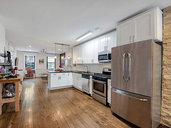 4th image of 221 Jefferson Ave #1
