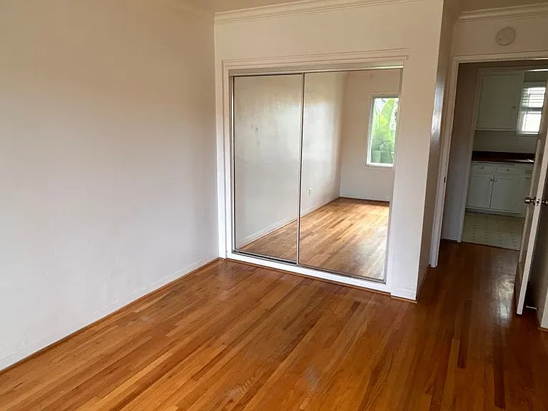 Windansea Apartments — Photo 13
