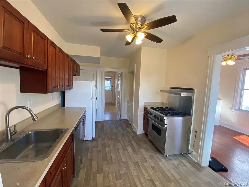 3 bed, 1.0 bath, 1100 sqft, $3,000 — Photo 3