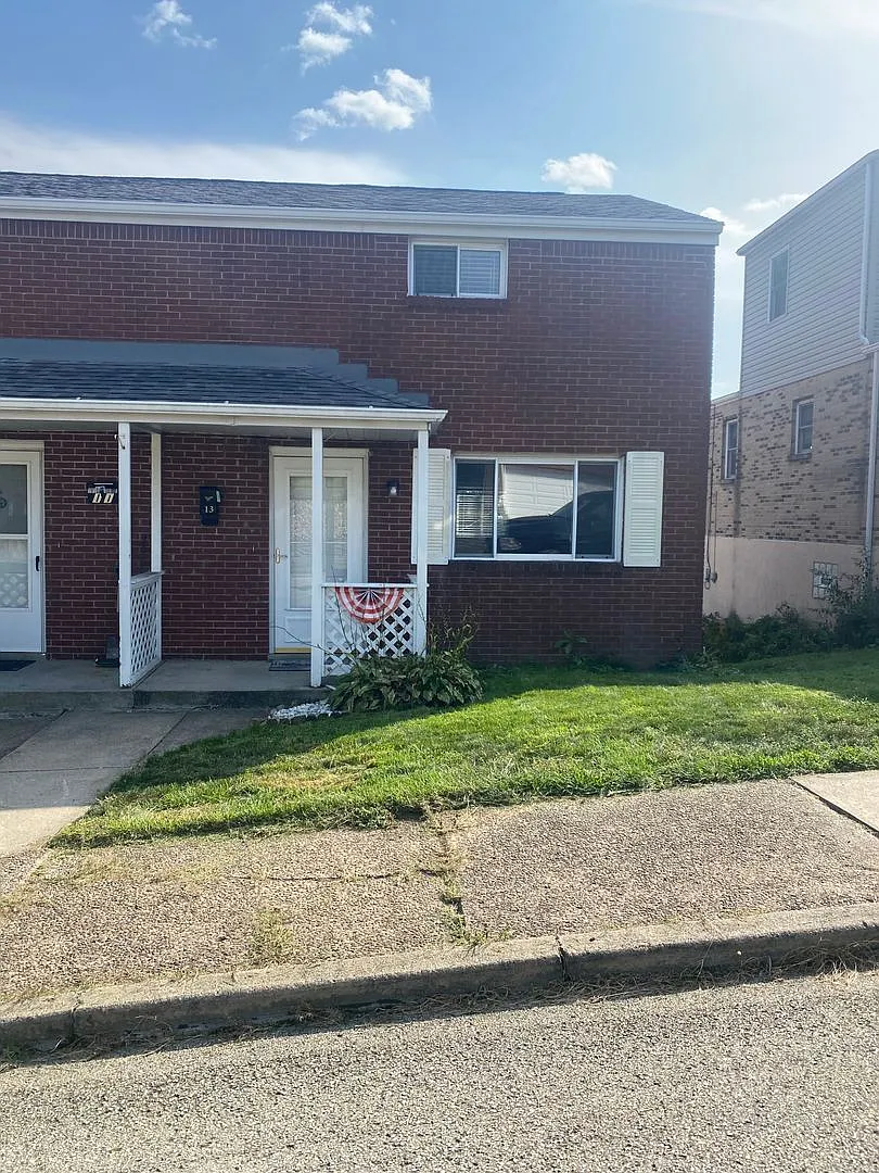 Cozy & Comfortable 2 BR, 1 Bath Townhome in North Irwin, PA — Photo 1