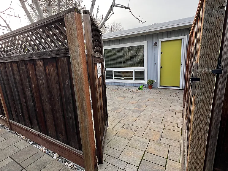 Alma St — Photo 1