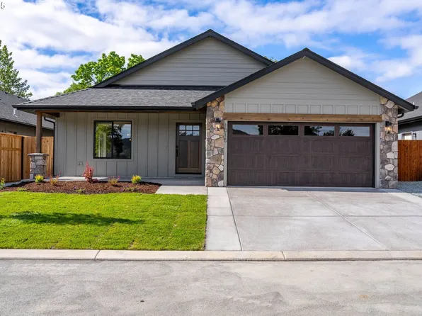 1015 SW River Mist Ln, Grants Pass, OR 97527