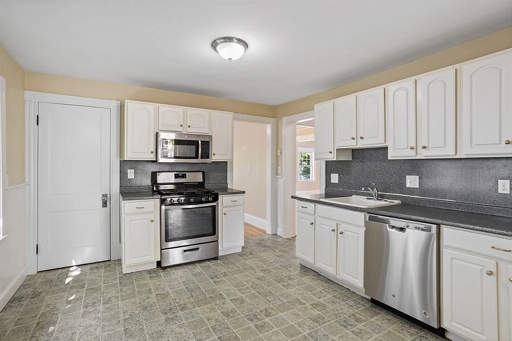 3 bed, 1250 sqft, $3,100 — Photo 4