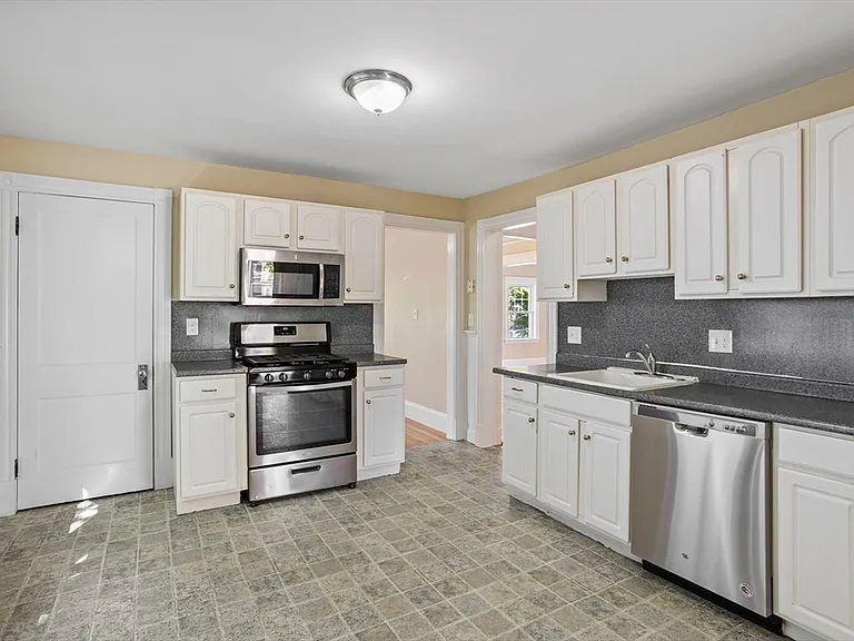 21 Frank St #23 — Photo 4