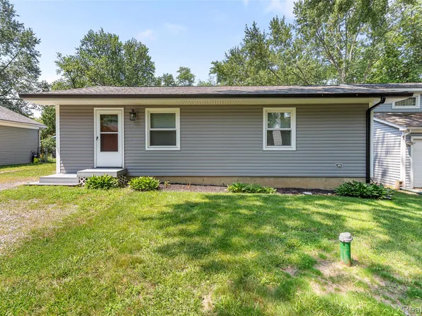 3322 Royal Blvd, Commerce Township, MI 48382