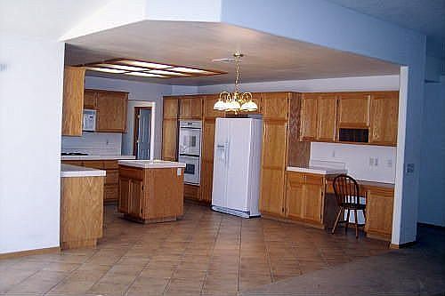 Large open kitchen w/built in desk area
