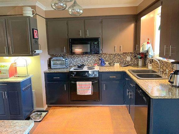 4th image of 835 Columbia Road 13