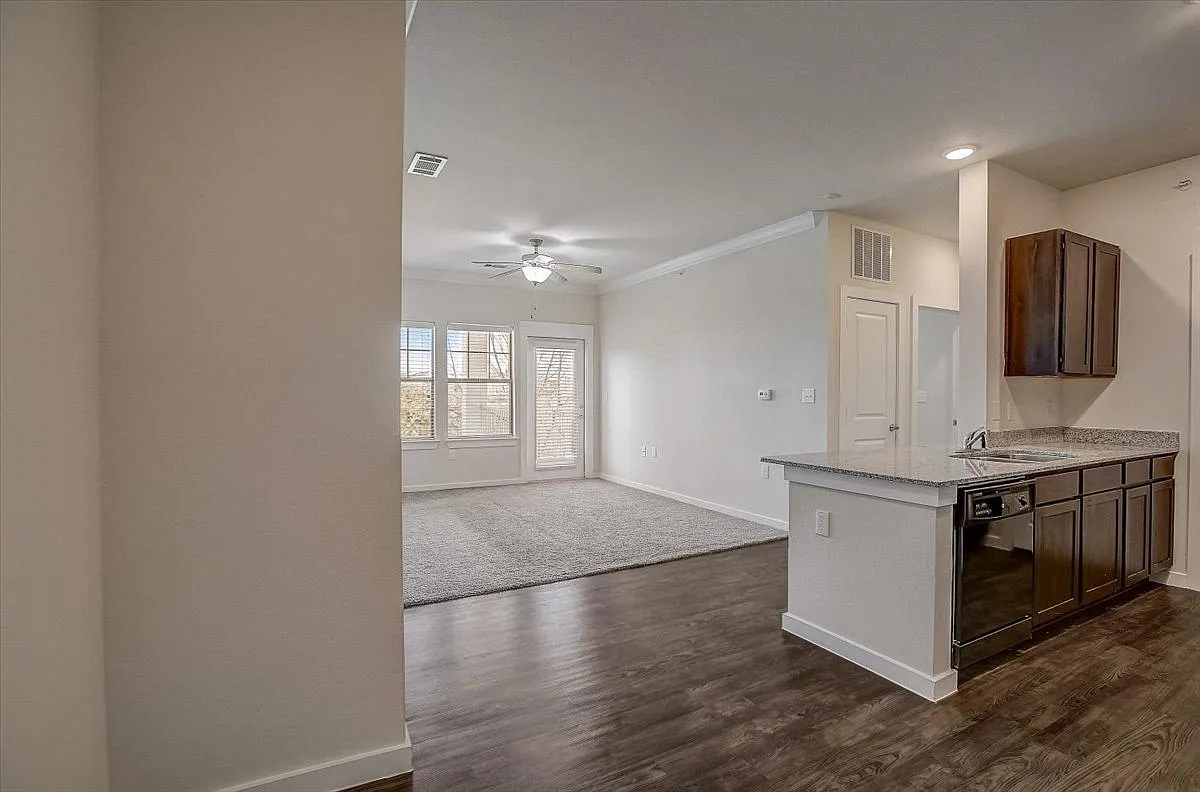 The Strand Apartments — Photo 4