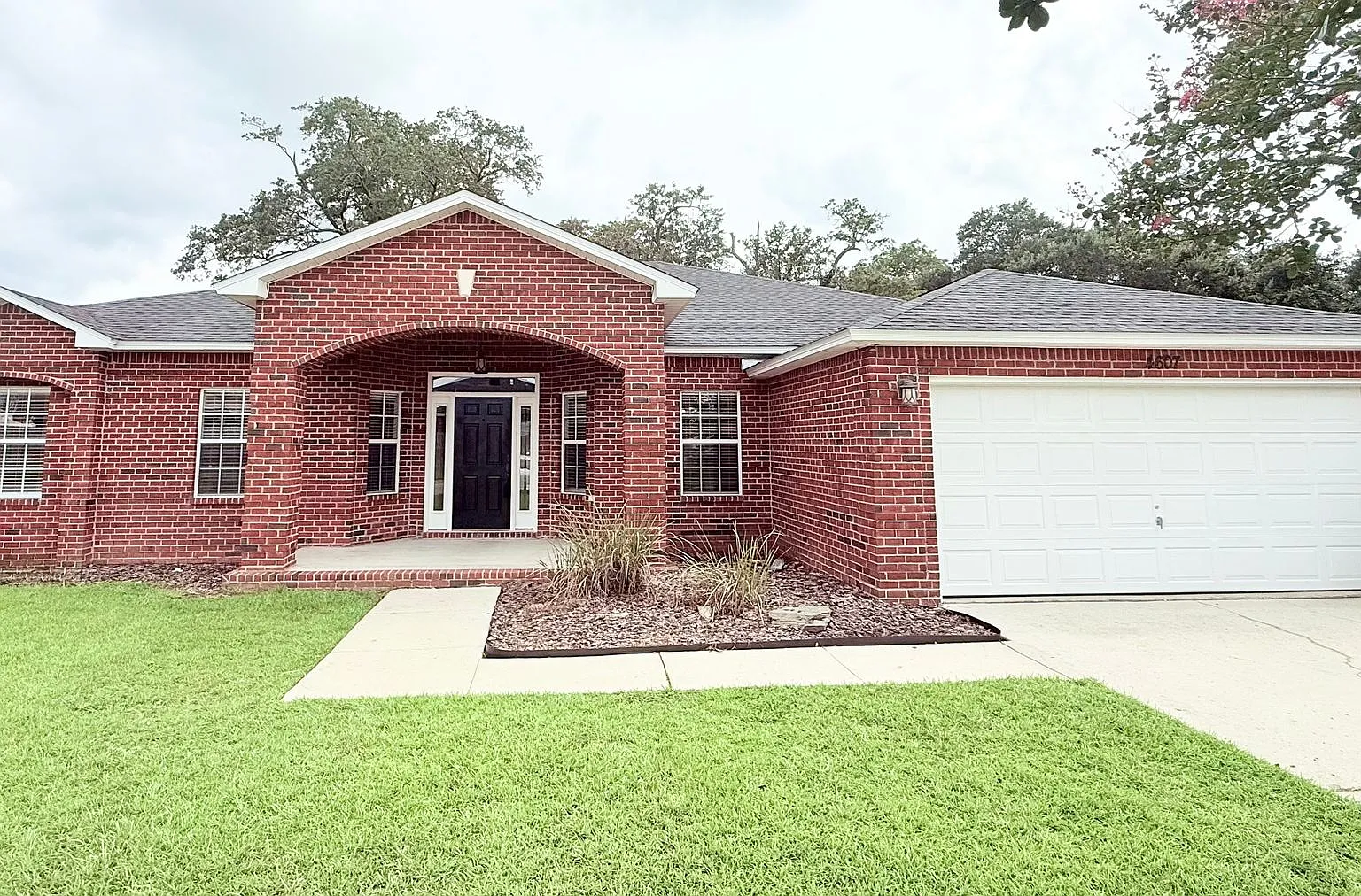 4 Bed/2 Bath Home + Bonus Room — Photo 1