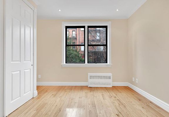 3rd image of 404 E 88th St APT 6A