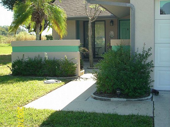 Front of Villa w/1C Garage