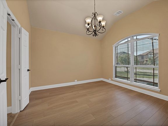 4th image of 2662 La Jolla Blvd