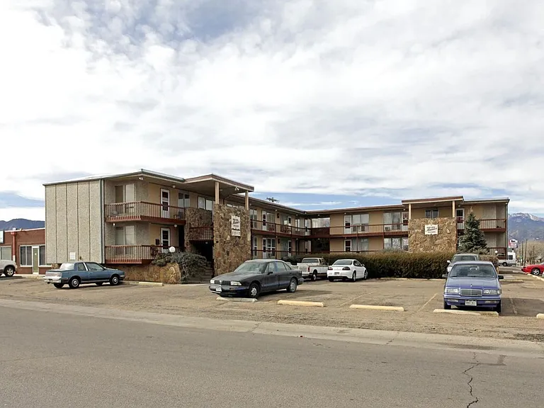 Boulder Manor — Photo 11