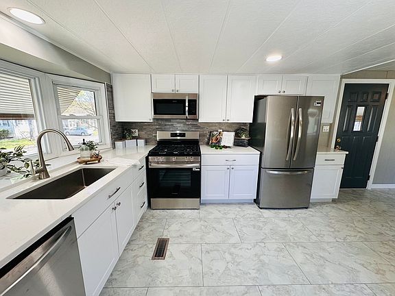 3rd image of 11 Lamplighter Ln