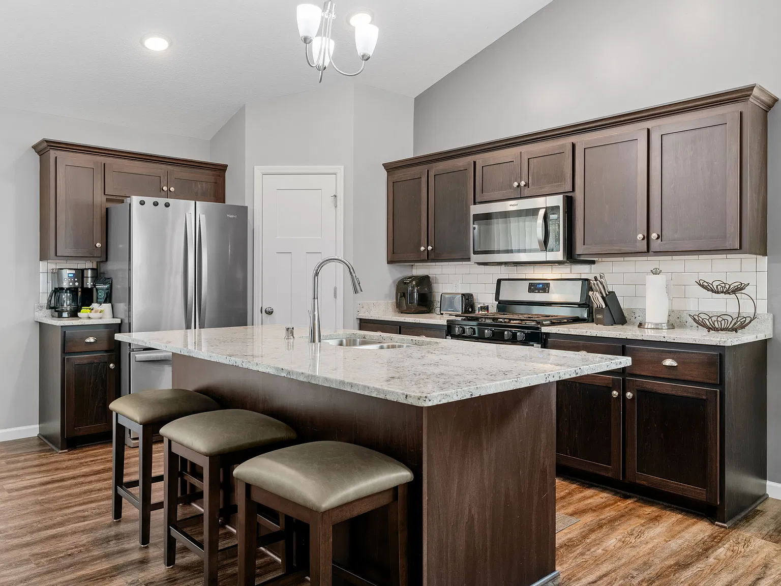 5 bed, 2594 sqft, $5,800 — Photo 4