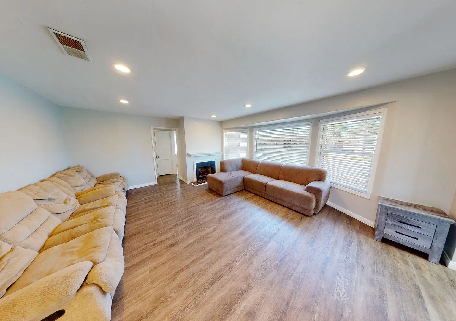 Large House!! Large Bedrooms!! Great patio space!! — Photo 4