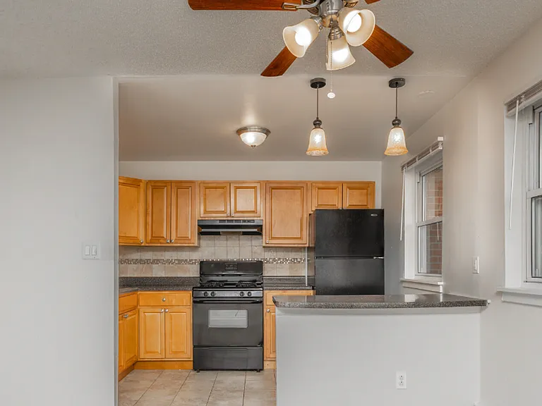 Colonial Point Apartments — Photo 13
