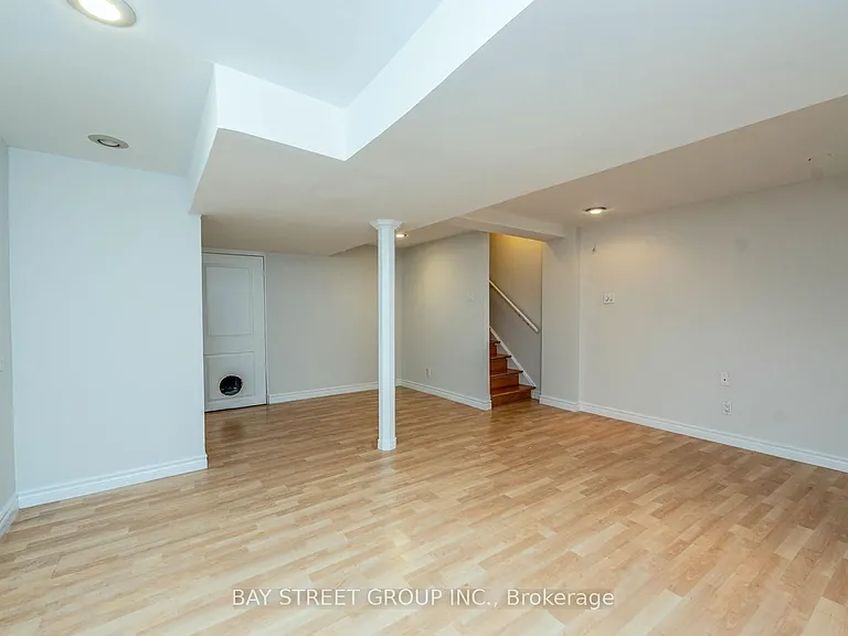 130 Royal Appian Cres — Photo 17