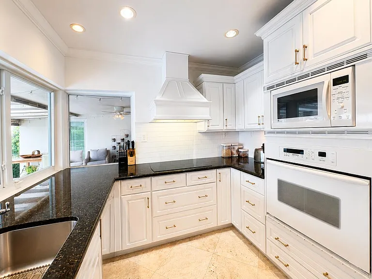 1111 SW Pepperridge Ter — Photo 10