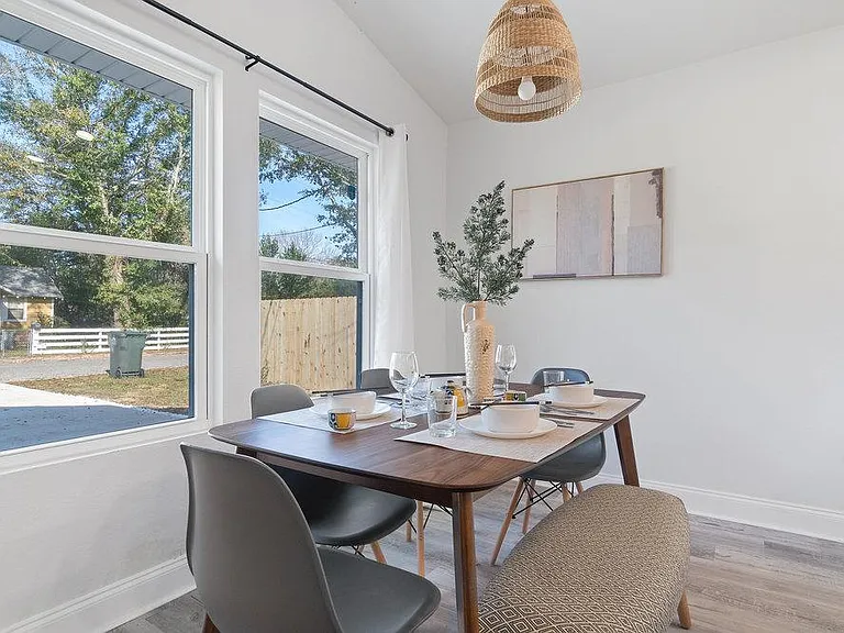 2815 W Lloyd St — Photo 2
