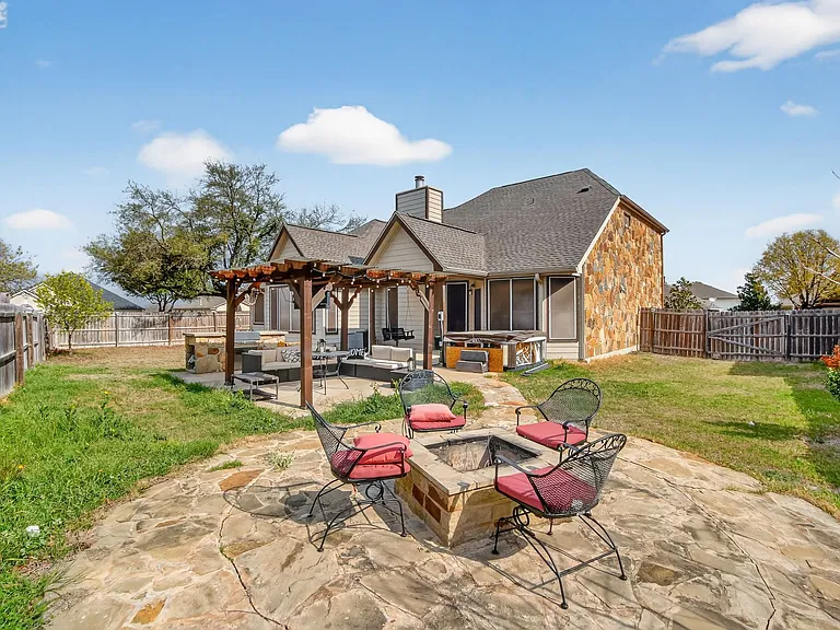 395 Spring Dr — Photo 23