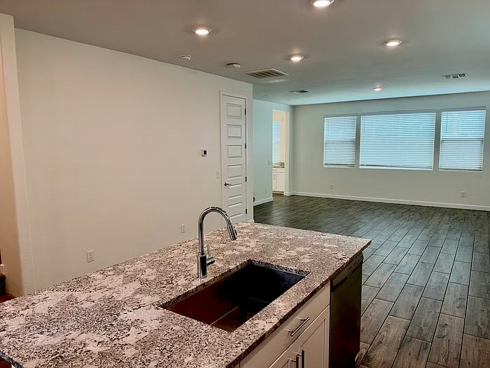 4 bed, 3.5 bath, 2267 sqft, $2,495 — Photo 4