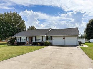 612 E 12th St, Flora, IL 62839