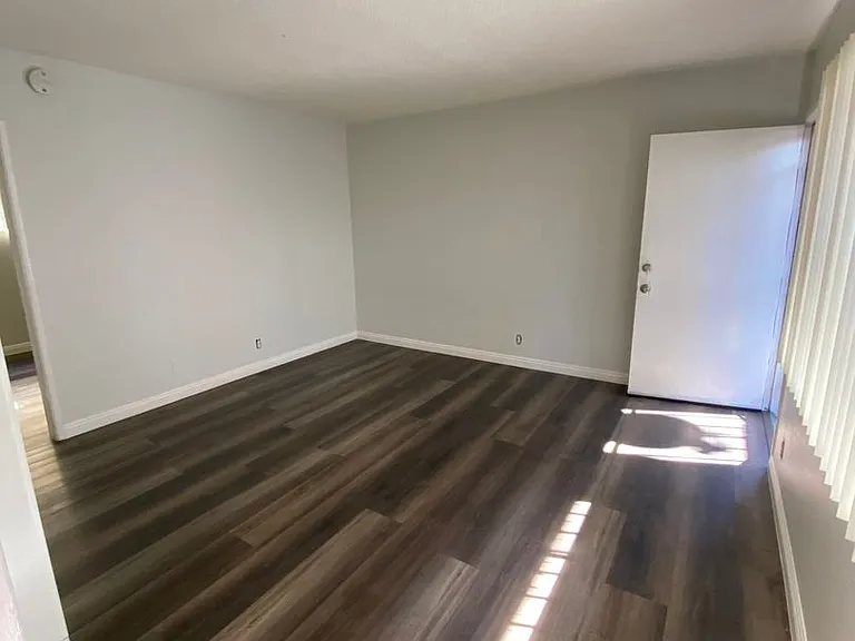 9320 S Figueroa St — Photo 3