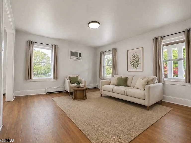 312 Rochelle Ave — Photo 7