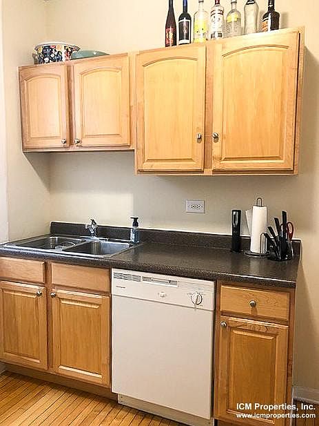 1st image of 857 W Cornelia Ave #2M