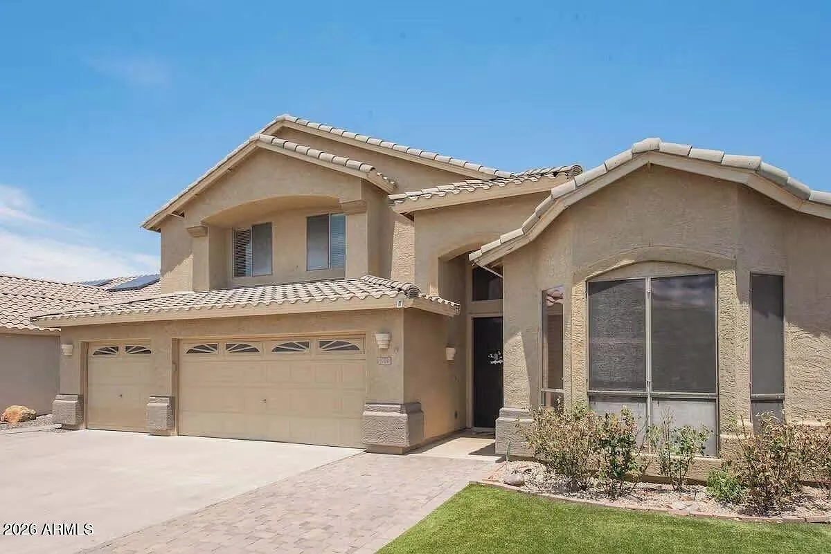5 bed, 2.5 bath, 3400 sqft, $5,400 — Photo 1