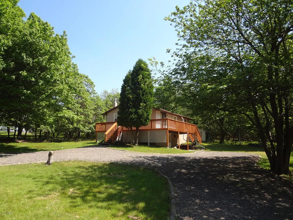 140 Elmwood Dr photo 1