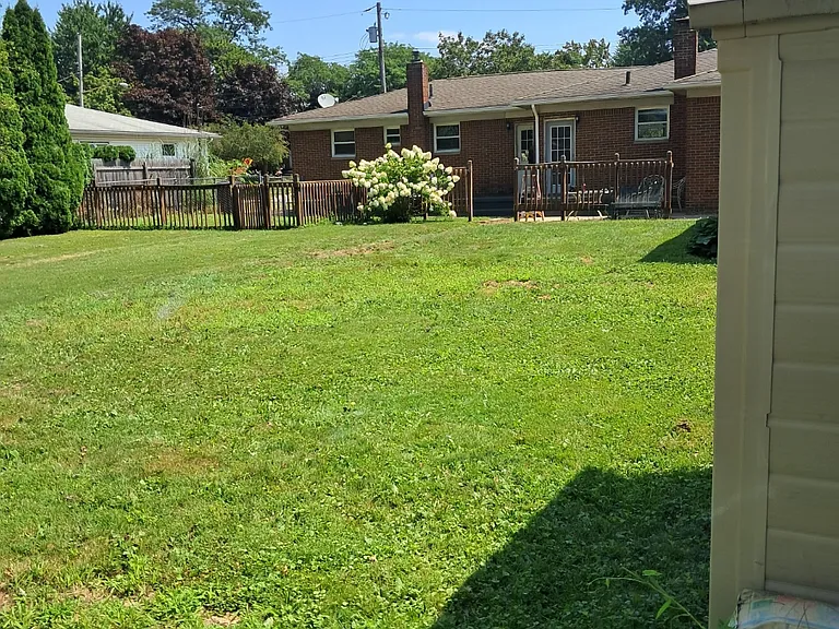 618 & 620 Lansing Rd — Photo 7