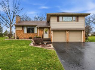 17 Bellaire Dr, New Castle, PA