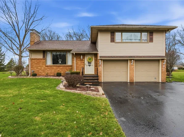 17 Bellaire Dr, New Castle, PA 16105