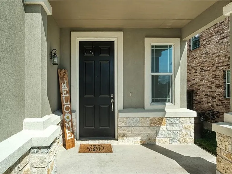 521 Bradford Ln — Photo 3