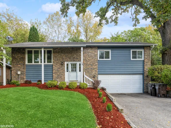 12 Oak St, Port Barrington, IL 60010