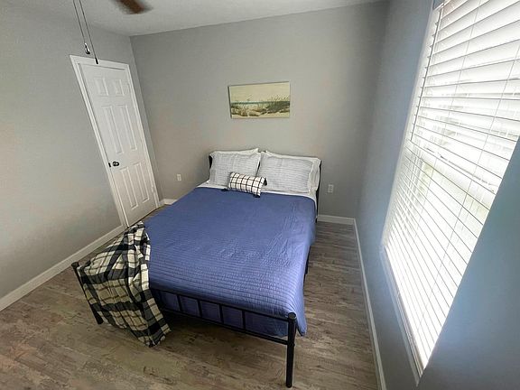 1 bedroom units. All single units are Queen beds and all Duplex units are Full size beds. Call for more information 361-727-0909