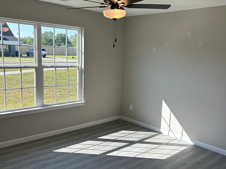 1104 Brook Ct — Photo 4