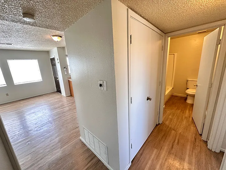 3417 Aztec Road NE — Photo 9