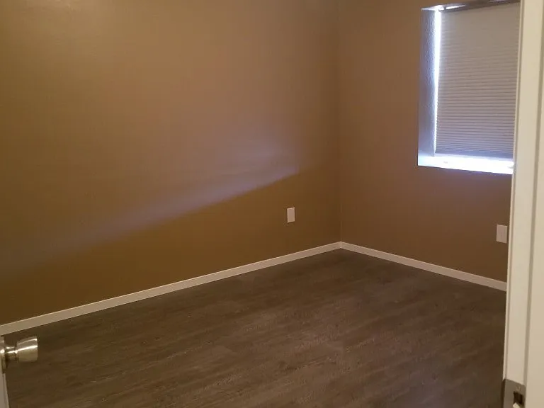 504 Grimsby Ave — Photo 9