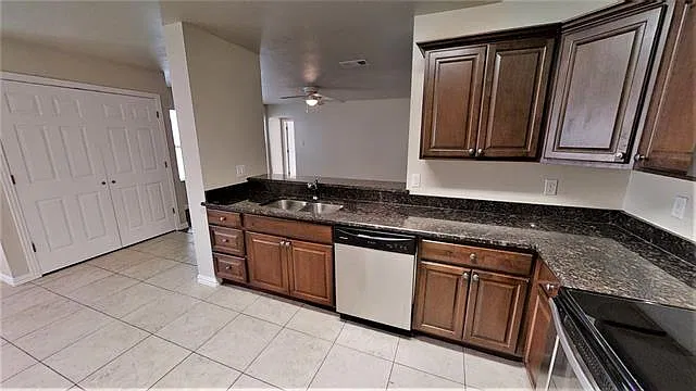 3 bed, 2.5 bath, 1764 sqft, $1,900 — Photo 4