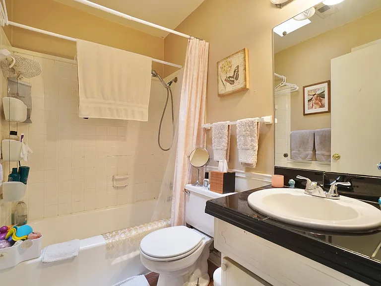 618 W 51st St #103 — Photo 13